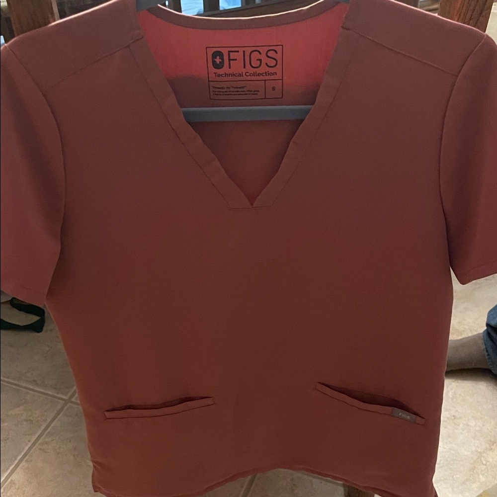 Figs Women's V-Neck Scrub Top - Warm Rust